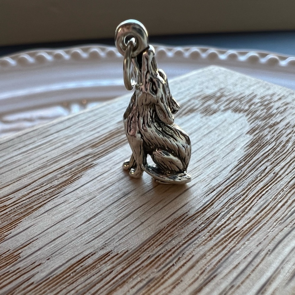 Vintage Howling Wolf Vintage Silver Tone Charm NOS - Picture 3 of 6